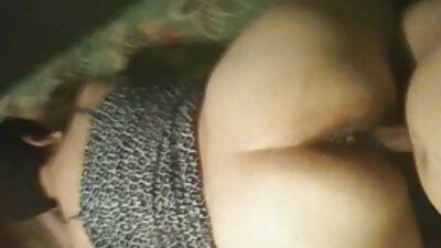 Красива руса лента дразни премахването на бельо и позира porno s balgarki гола
